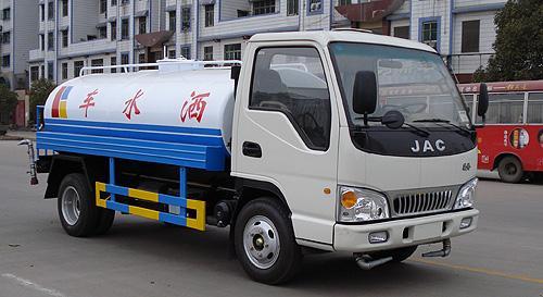 灑水車(chē)與汽車(chē)物流 現(xiàn)代城市與產(chǎn)業(yè)運(yùn)輸?shù)摹皠?dòng)脈”與“毛細(xì)血管”